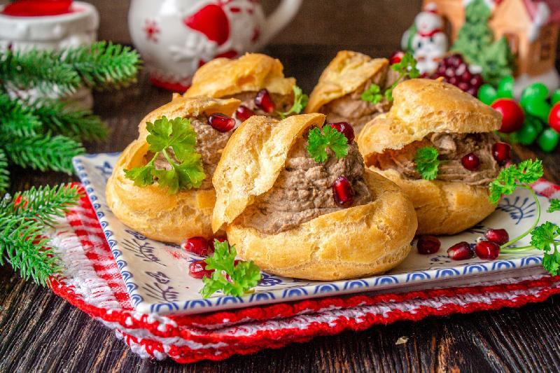 офитроль с паштетом из куриной печени с малиной
