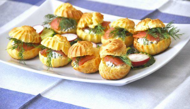 профитроль с сливочным сыром и зеленью