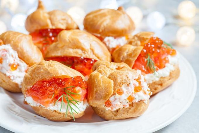 профитроль со сливочным сыром и красной икрой