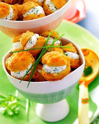 профитроль с сливочным сыром и зеленью
