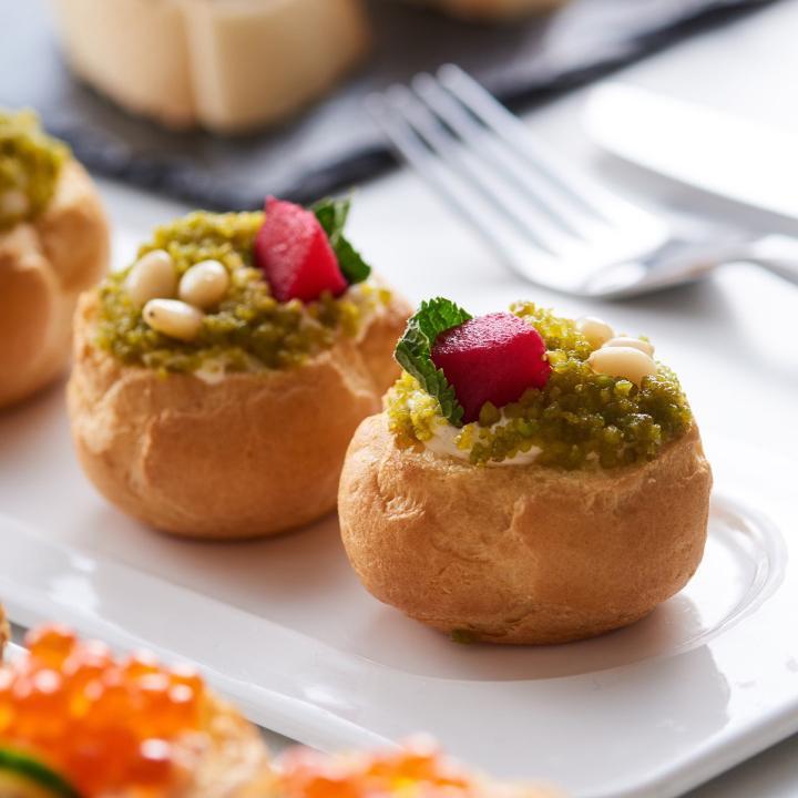 Профитроли с дор блю,печеной грушей и фисташками