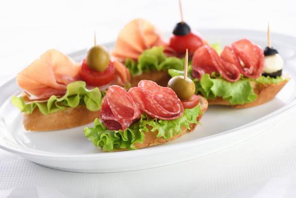 Ассорти мясных деликатесов