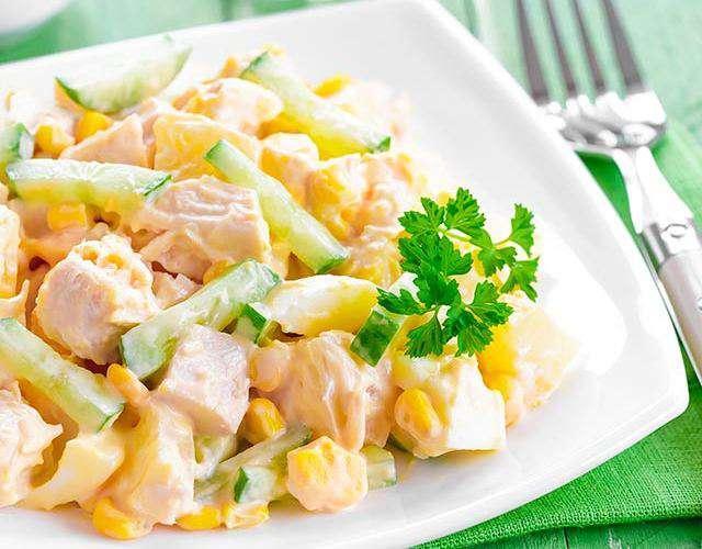 Куриный салат с ананасами
