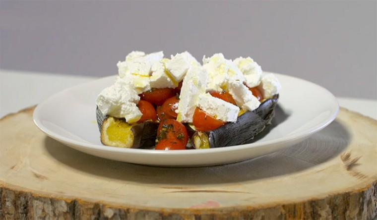 Печный баклажан с овощами и печеной фетой