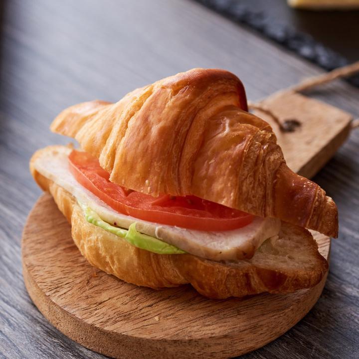 Мини круассан с салатом цезарь
