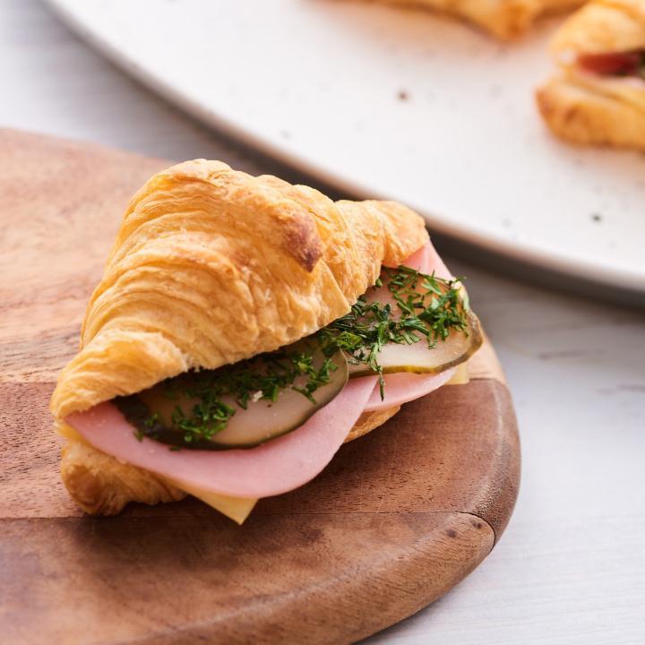 Мини круассан с ветчиной, сыром и зеленью