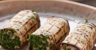 Рулетики из баклажанов с сырно-ореховой начинкой