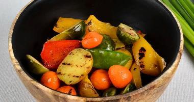 Картофель бейби, батат, брюссельская капуста, стручковый горох, болгарский перец, чеснок, оливковое масло