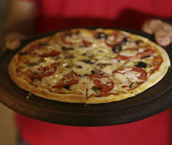 Göbələkli pizza