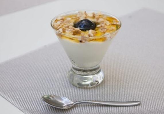 Мацони с медом и грецким орехом 