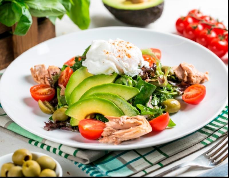Avokoda və kinoa salatı