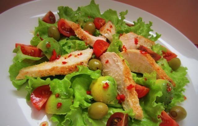 Küncütlü toyuq salatı 