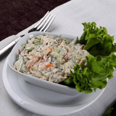 Moyonezli toyuq salatı