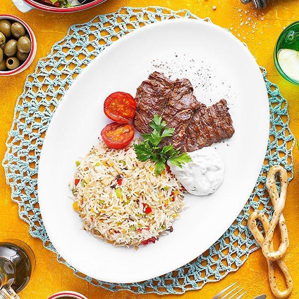 Ət Minyonları Tərəvəzli Düyü Və Pendirli Sousla
