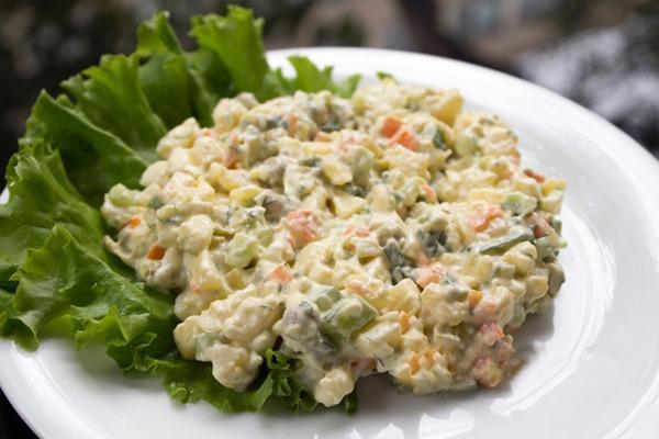 Toyuq göblək salatı 