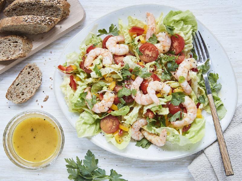 САЛАТ С КРЕВЕТКАМИ, КУРИЦЕЙ И ПОМЕЛО