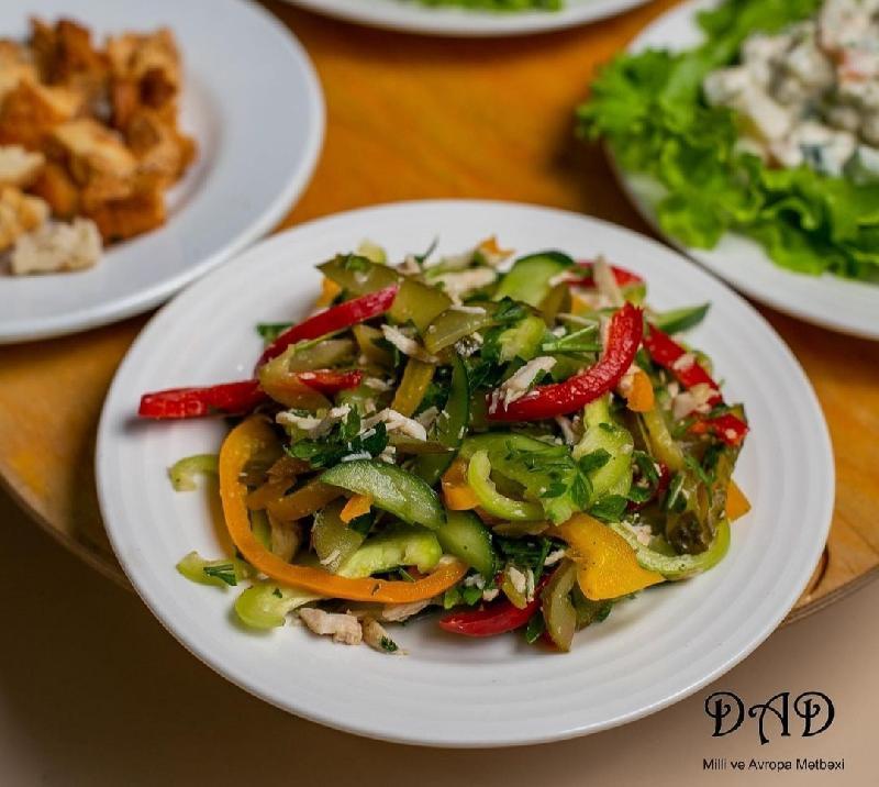 Toyuq salatı
