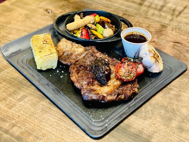 Tayland üsulu mal əti salatı yum nus 