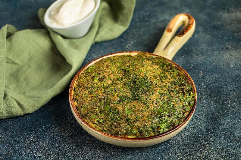 Запечённый шпинат с яйцом (Кюкю) 