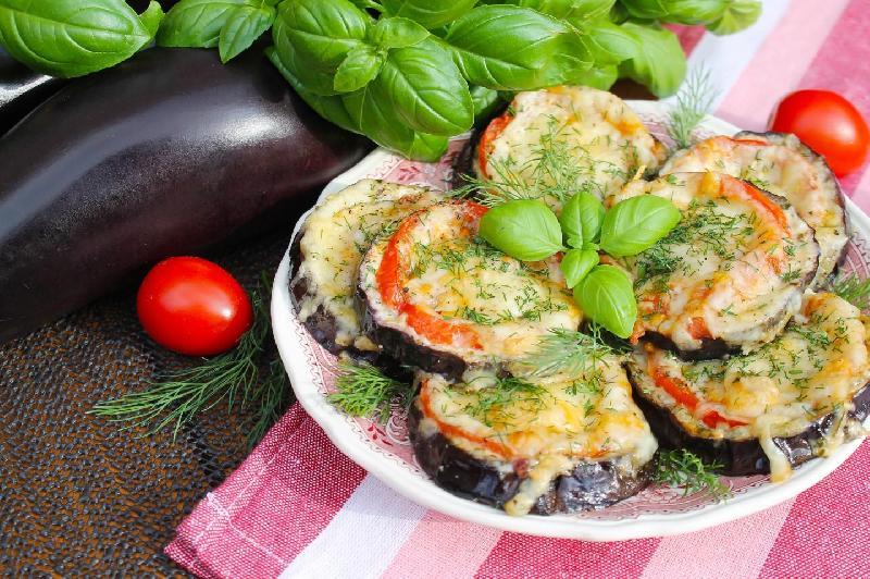 Запечённые баклажаны с сыром и помидорами