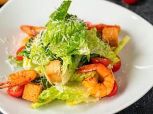 Салат Цезарь с креветками