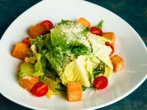 Салат Цезарь с отварной курицей