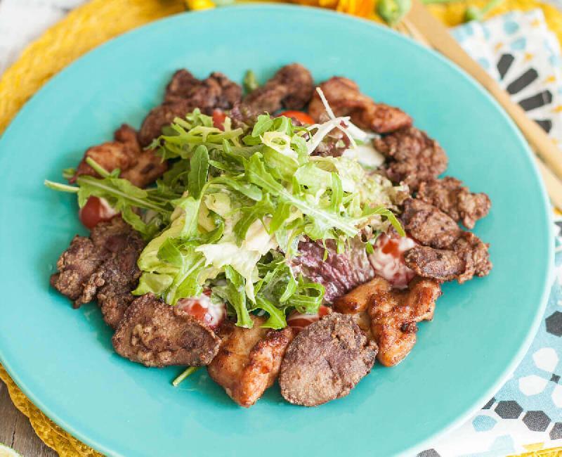Листья салата с обжаренной курицей  и потрошками