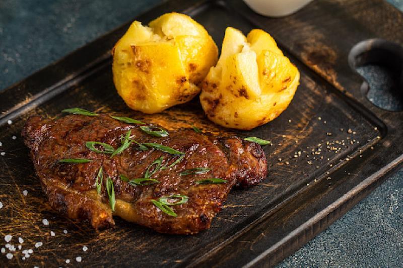 Мясо мраморного молодого бычка с запечённым картофелем [Мираторг]