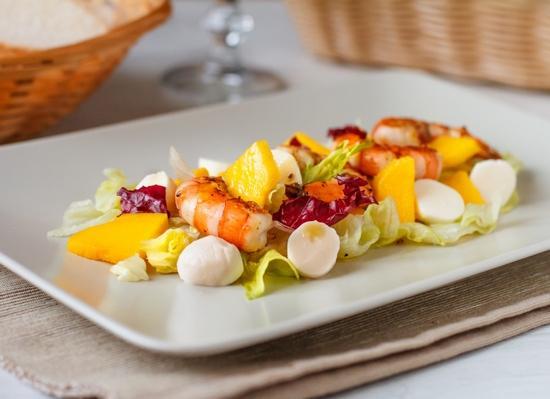   Салат з морепродуктами на міксі, з манговим  мармеладом 