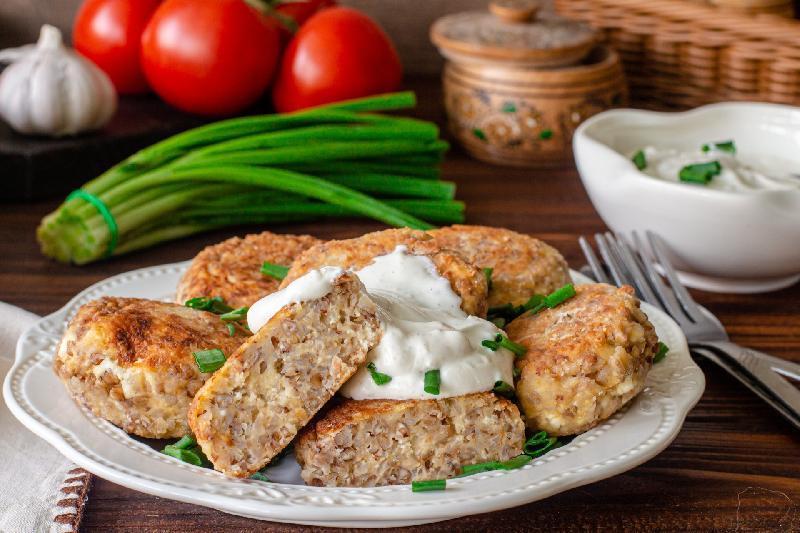 Гаряча сковорідка з курячою печінкою сиром Фета
