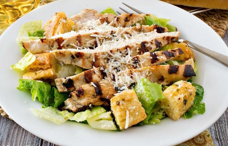 Sezar salatı toyuqla