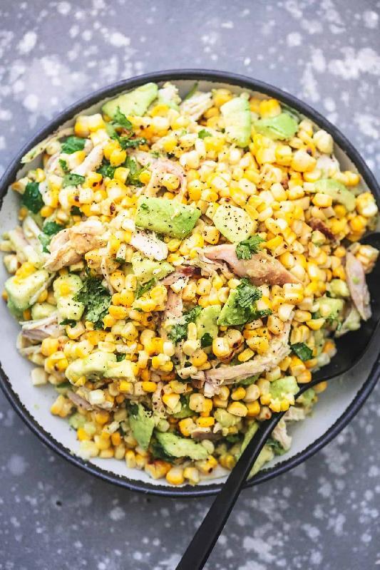 Toyuq+avokado+qarğıdalı salatı