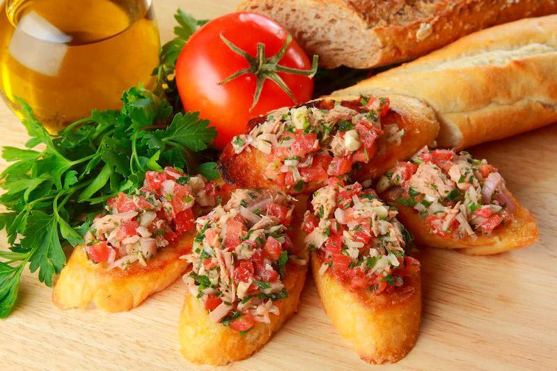 Брускетта с тунцом