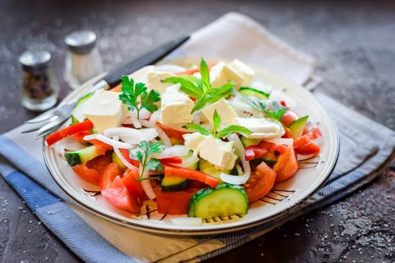 Салат с овощами и сыром фета