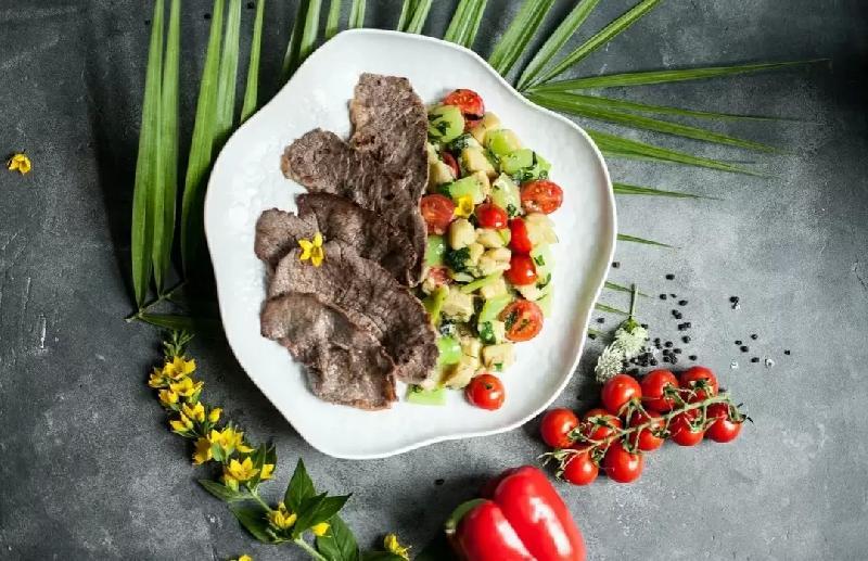 Ломтики телятины с овощами