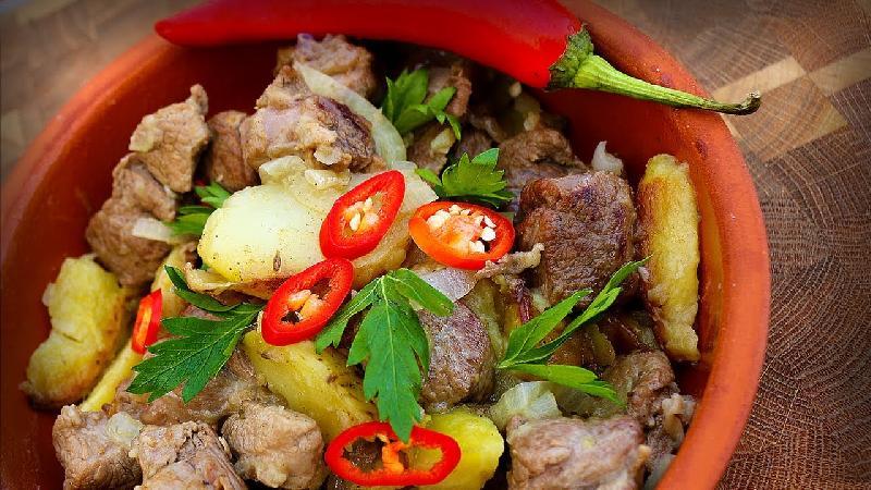 Кусочки ягненка  с картофелем и луком/Говурма  