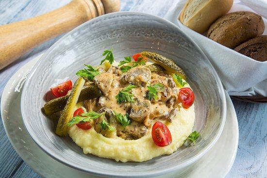 БЕФСТРОГАНОВ С ГРИБАМИ И КАРТОФЕЛЬНЫМ ПЮРЕ
