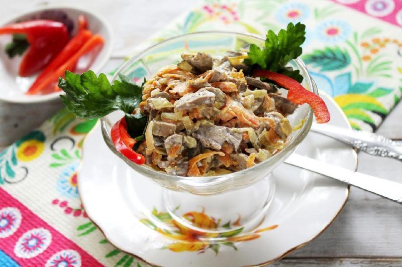 САЛАТ С КУРИНОЙ ПЕЧЕНЬЮ СО САЛАТА И ЯЙЦОМ ПАШОТ