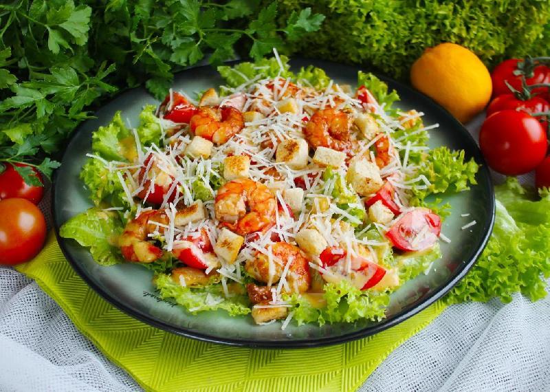 ЦЕЗАРЬ С КУРИЦЕЙ УС КРЕВЕТКАМИ