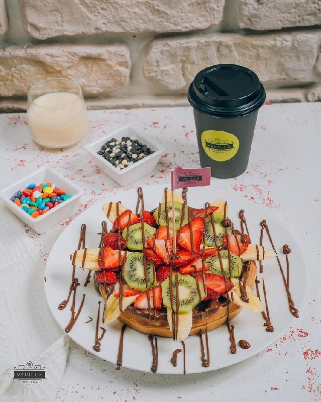 Qarışıq meyvəli waffle 