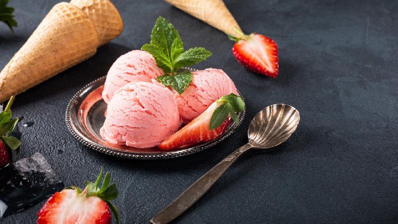 Çiyələkli gelato