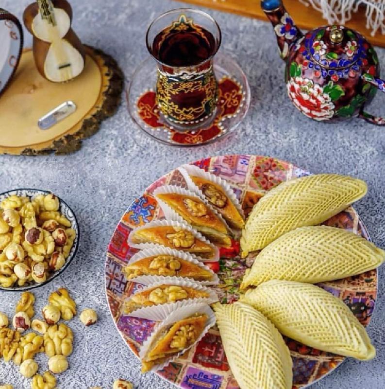 Çay milli şirniyyat ilə