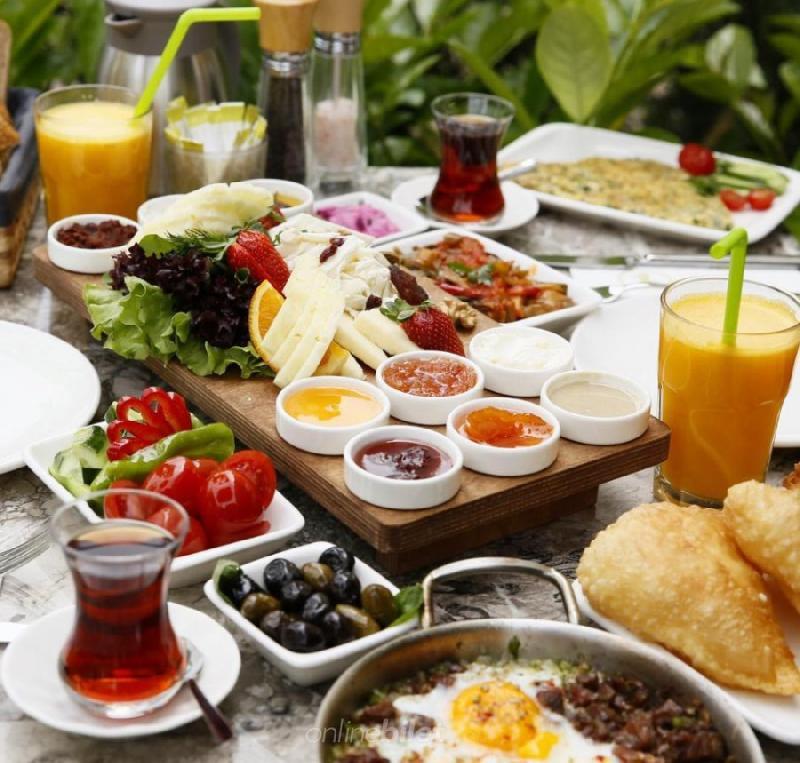 İsti səhər yeməyi boşqabı