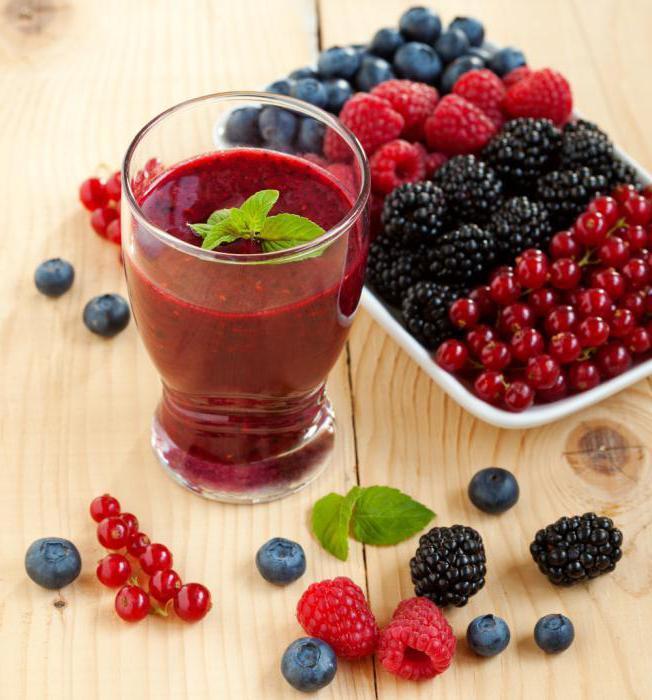 Smoothie giləmeyvə əzməsi ilə