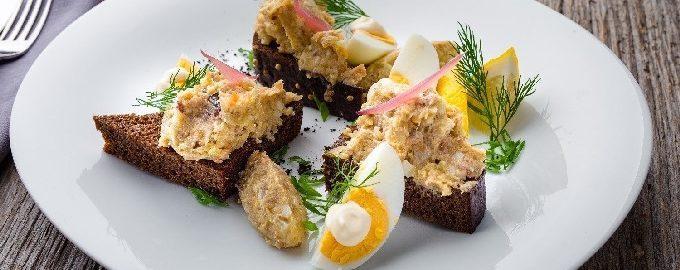 форшмак из балтийской сельди  с ржаными гренками