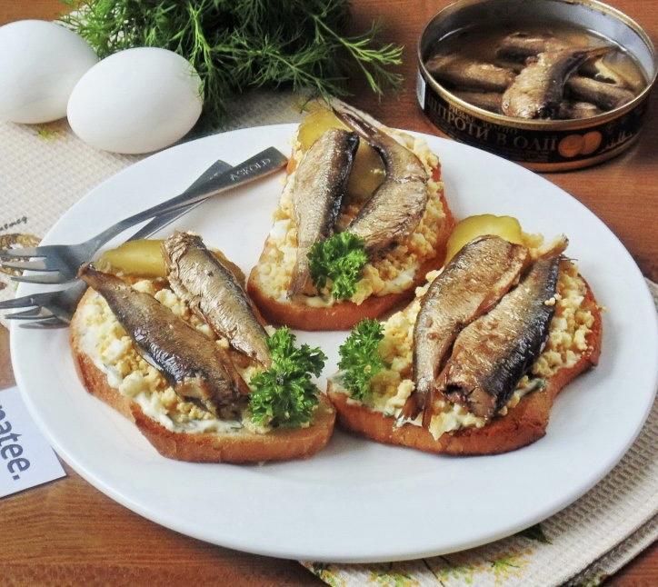 С яйцом, шпротами