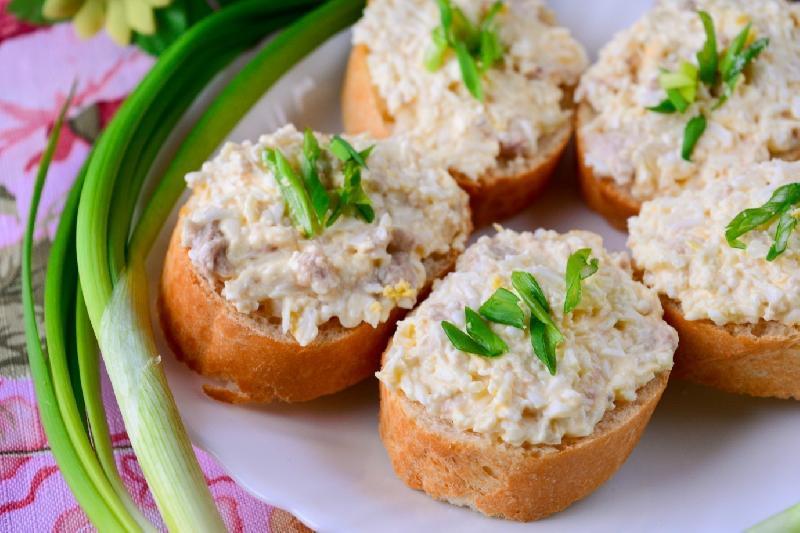 С паштетом из печени трески  с яйцом и луком