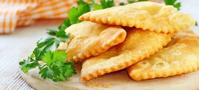 Мини-чебуреки с сыром и чесночным соусом