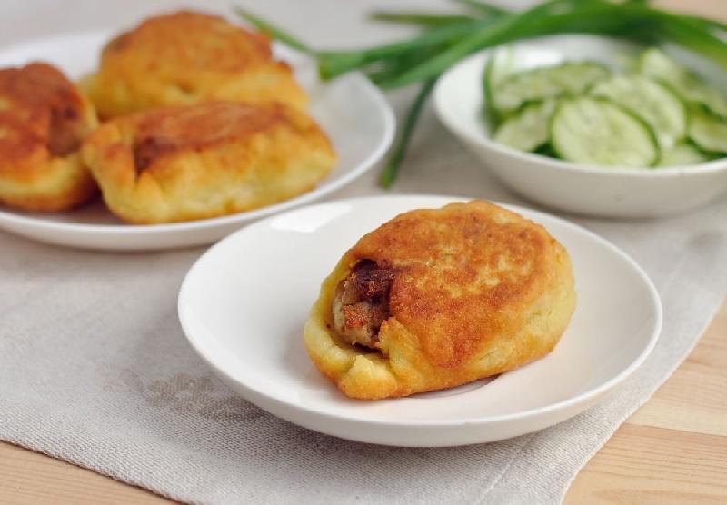 in with egg and green peas  Рыбные котлеты  овяжьей грудинкой  360 P  с картофельным пюре  beef brisket  и соусом тартар 