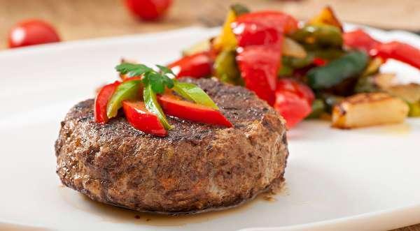 Рубленный бифштекс  с жареным картофелем и грибами  